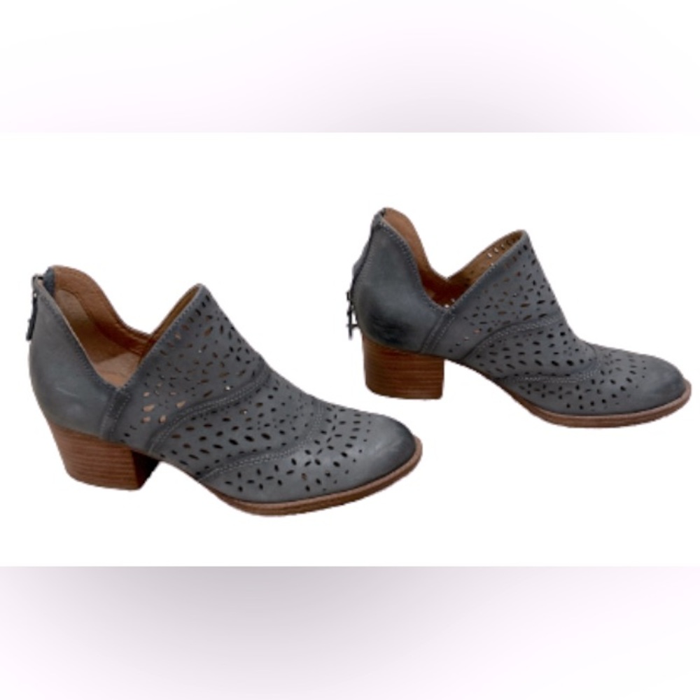 Beautiful Sofft Wyoming Leather Laser-Cut Booties- Grayish blue, Sz 7 like new